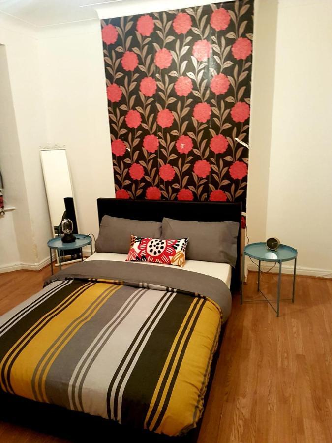 Budget House In Gants Hill Bed & Breakfast Ilford Ngoại thất bức ảnh