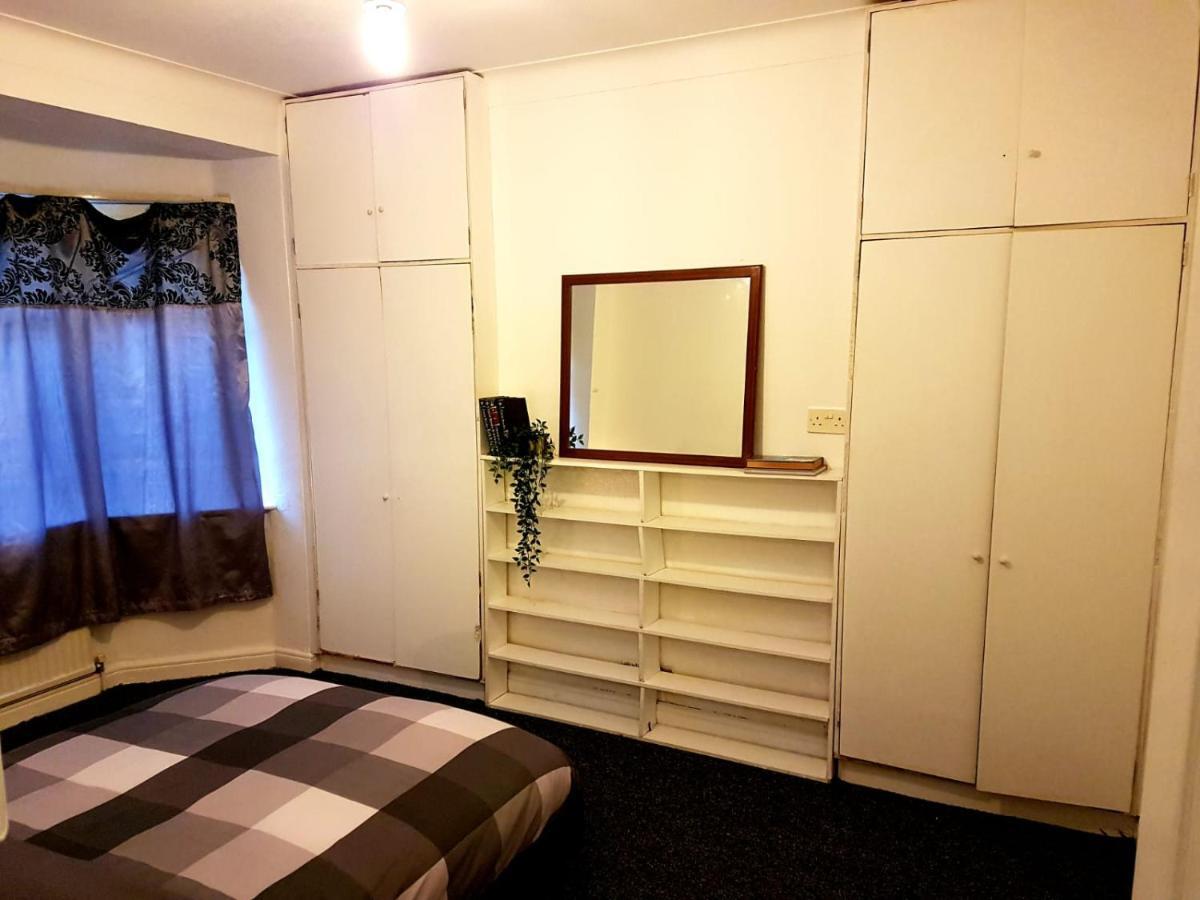 Budget House In Gants Hill Bed & Breakfast Ilford Ngoại thất bức ảnh