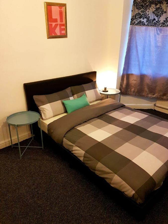 Budget House In Gants Hill Bed & Breakfast Ilford Ngoại thất bức ảnh