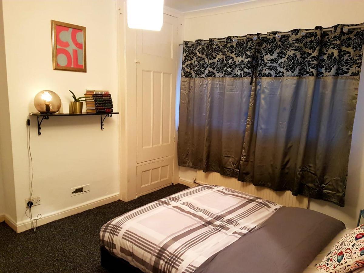 Budget House In Gants Hill Bed & Breakfast Ilford Ngoại thất bức ảnh