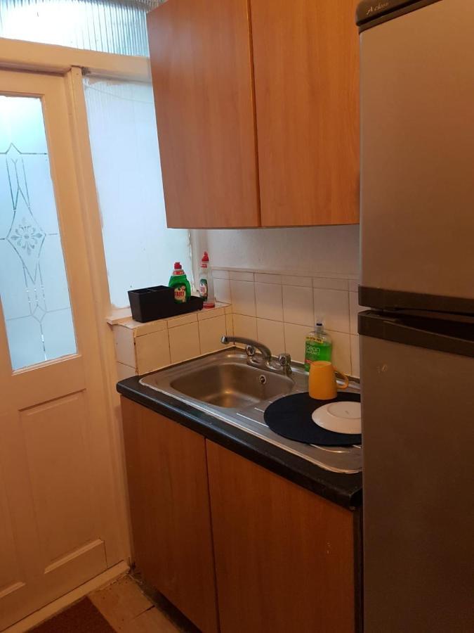 Budget House In Gants Hill Bed & Breakfast Ilford Ngoại thất bức ảnh