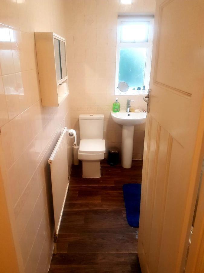 Budget House In Gants Hill Bed & Breakfast Ilford Ngoại thất bức ảnh